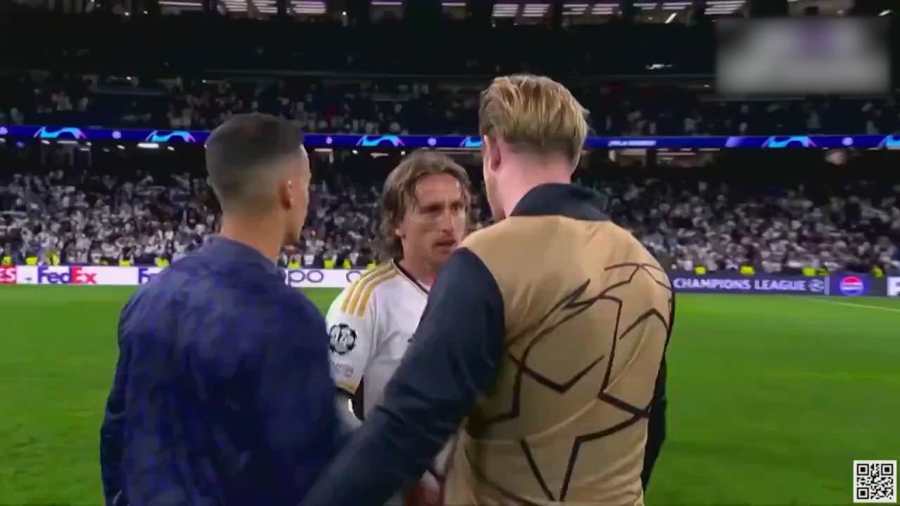 Mooi moment voor zieke De Bruyne: Rode Duivel, die hele match op de bank  bleef, krijgt na match shirt van Modric, Sport